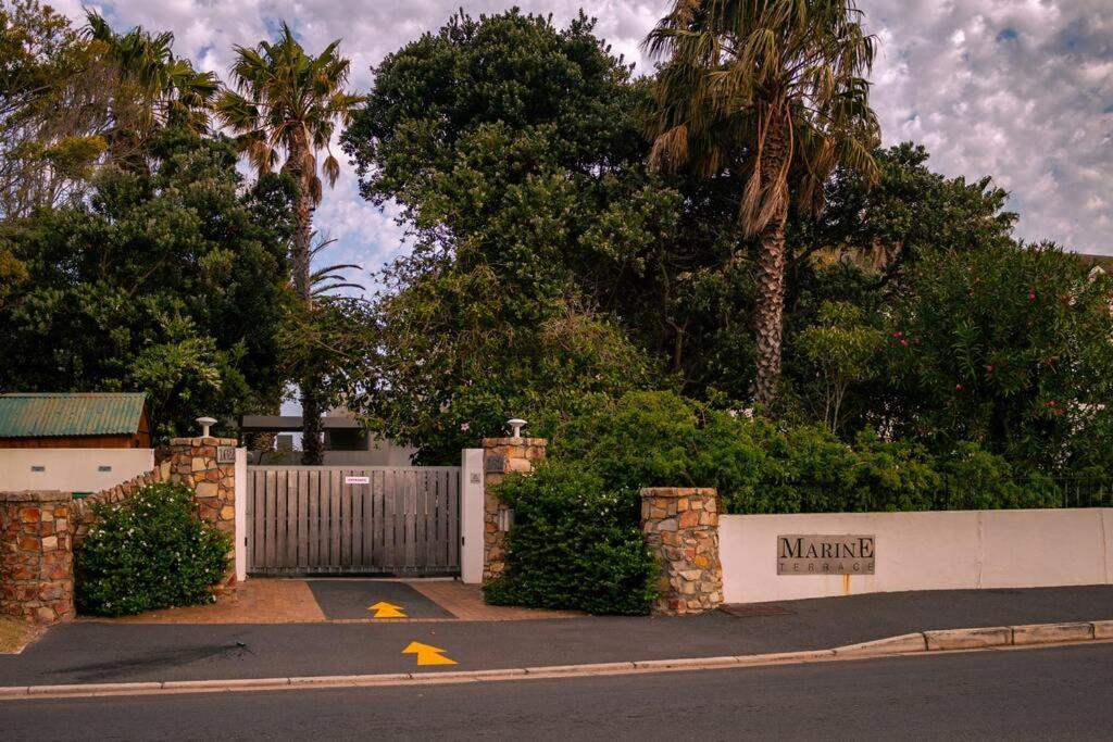 Vakantiehuis Seaside Serenity: Tranquil Oceanview Retreat *