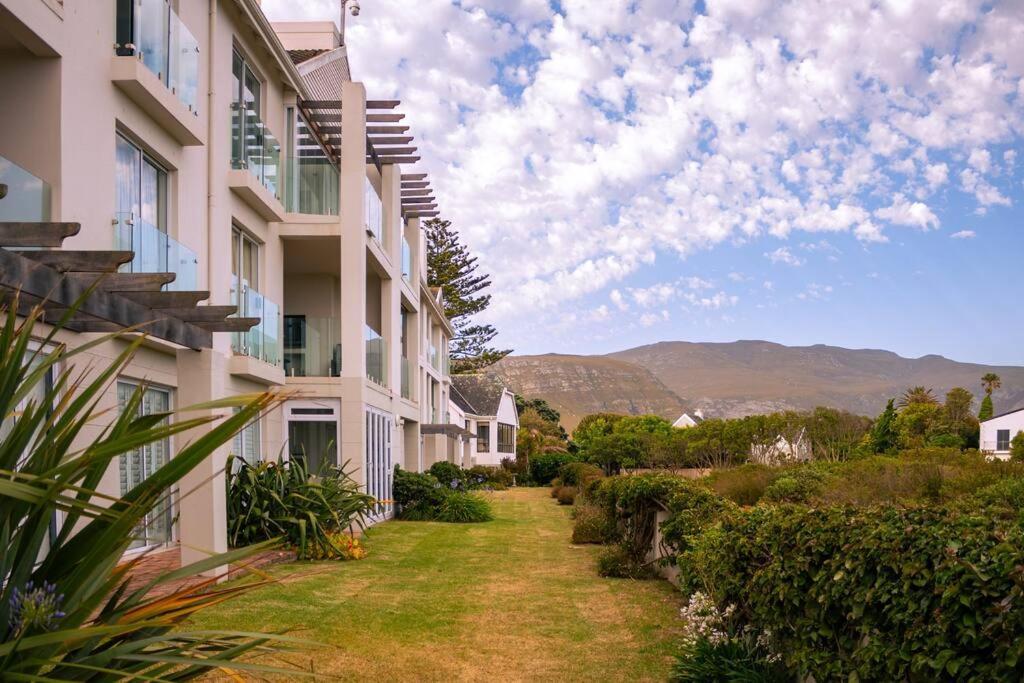 Seaside Serenity: Tranquil Oceanview Retreat Vakantiehuis *