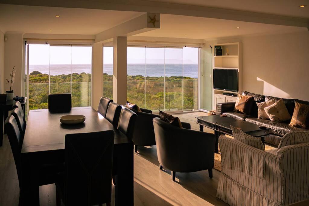 Vakantiehuis Seaside Serenity: Tranquil Oceanview Retreat Hermanus