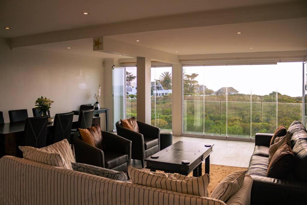 Vakantiehuis Seaside Serenity: Tranquil Oceanview Retreat Hermanus