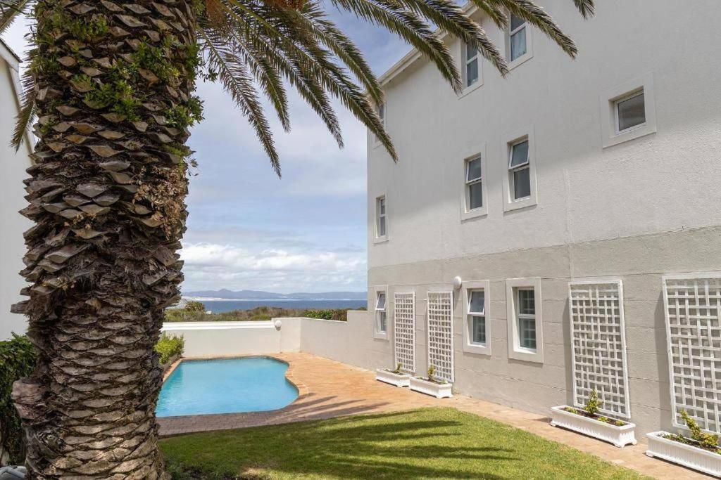 Seaside Serenity: Tranquil Oceanview Retreat Vakantiehuis
