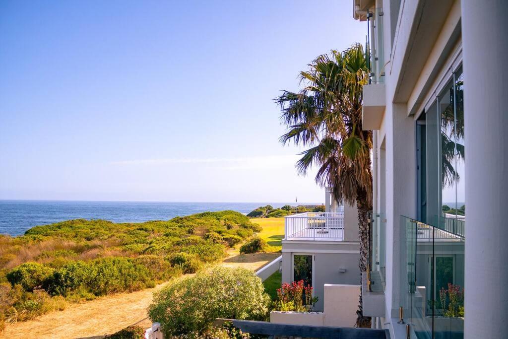 Vakantiehuis Seaside Serenity: Tranquil Oceanview Retreat