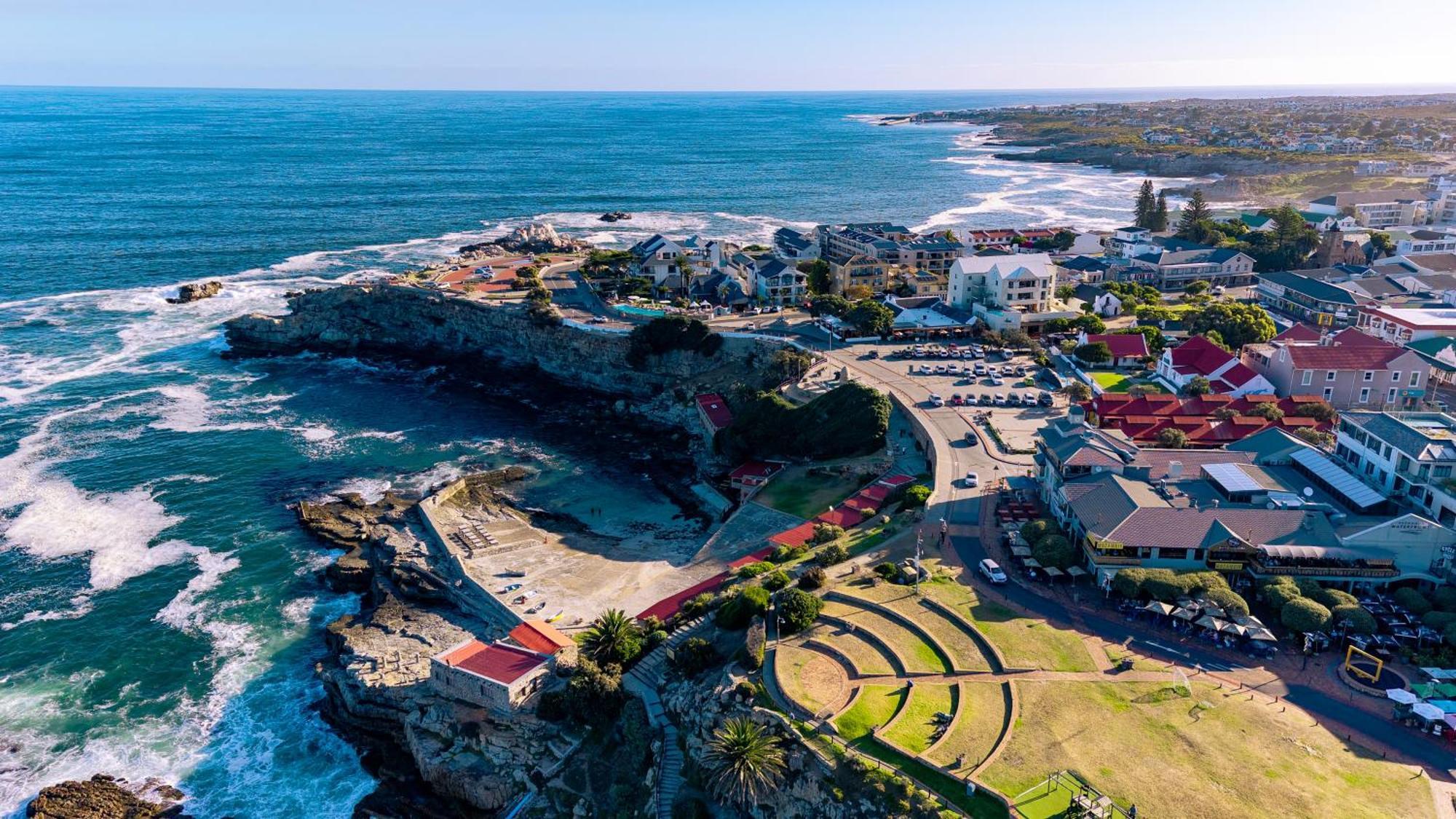 Vakantiehuis Seaside Serenity: Tranquil Oceanview Retreat Hermanus