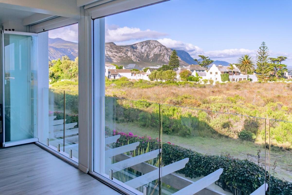 Seaside Serenity: Tranquil Oceanview Retreat