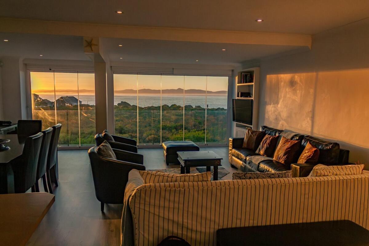 Seaside Serenity: Tranquil Oceanview Retreat Vakantiehuis