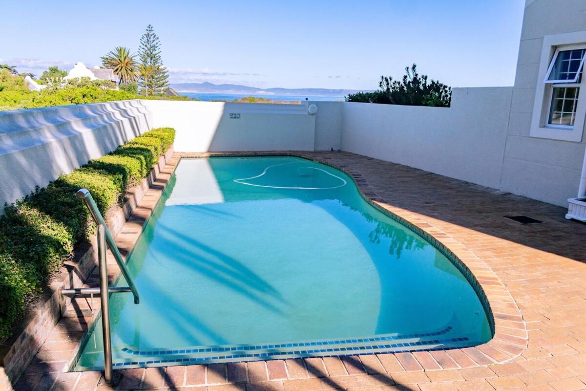 Seaside Serenity: Tranquil Oceanview Retreat * Hermanus