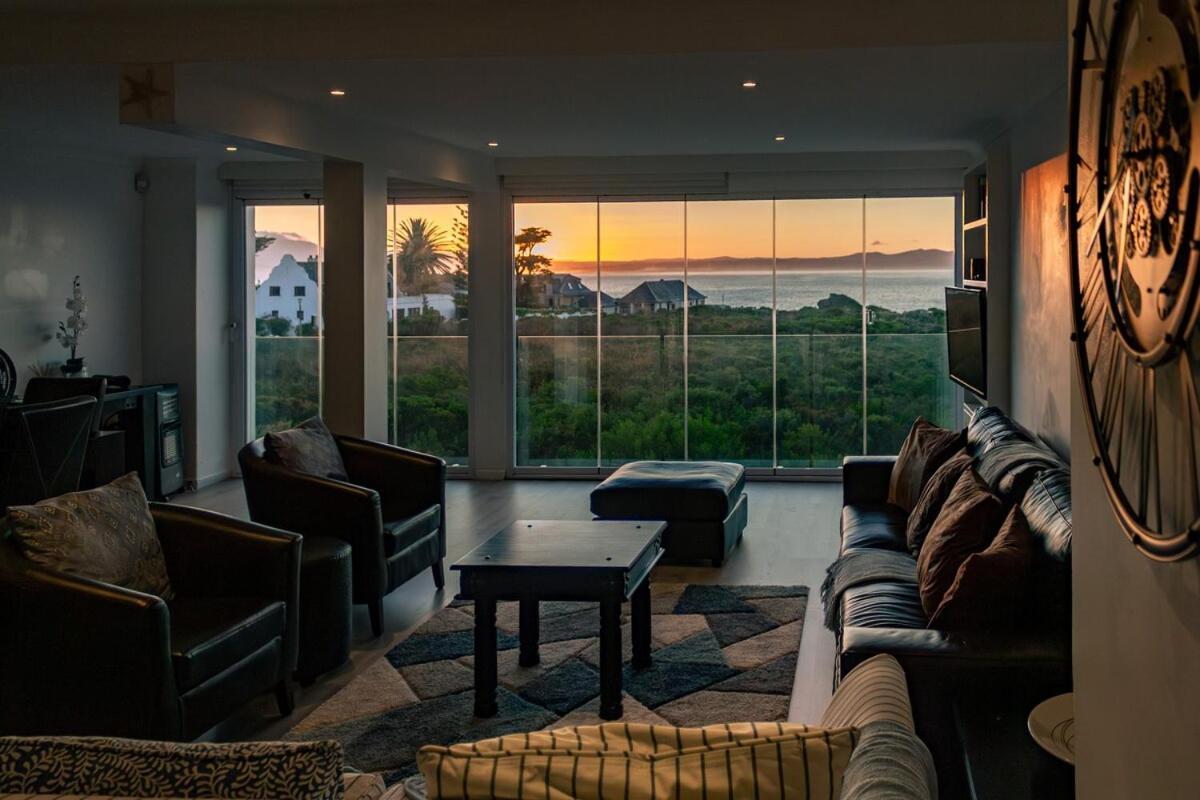 Seaside Serenity: Tranquil Oceanview Retreat Vakantiehuis *