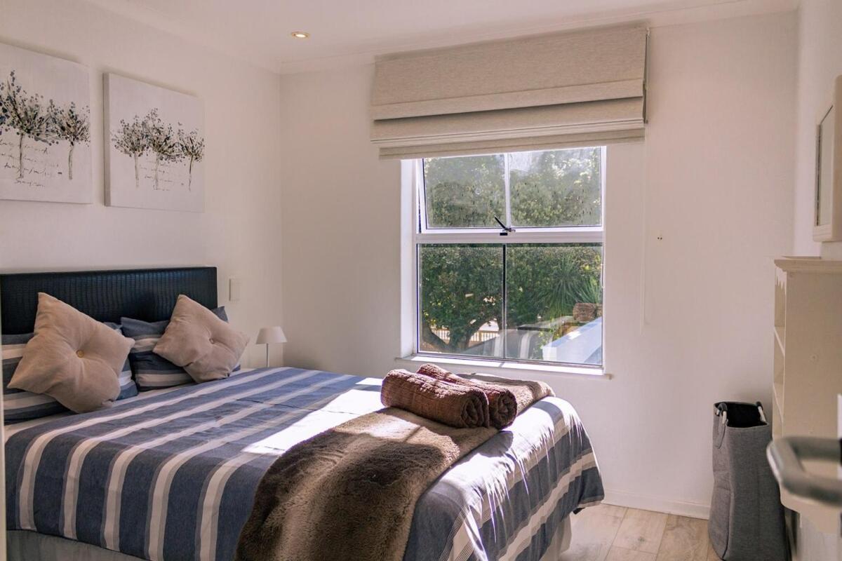 Vakantiehuis Seaside Serenity: Tranquil Oceanview Retreat *