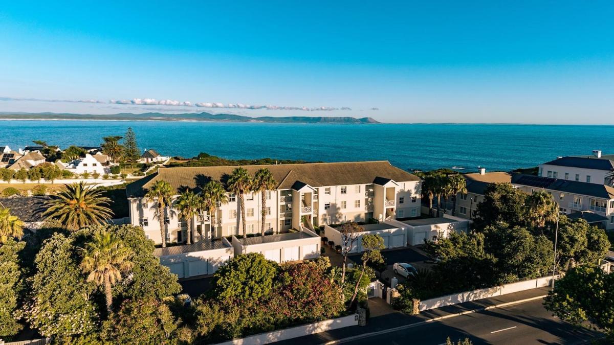 Vakantiehuis Seaside Serenity: Tranquil Oceanview Retreat Hermanus