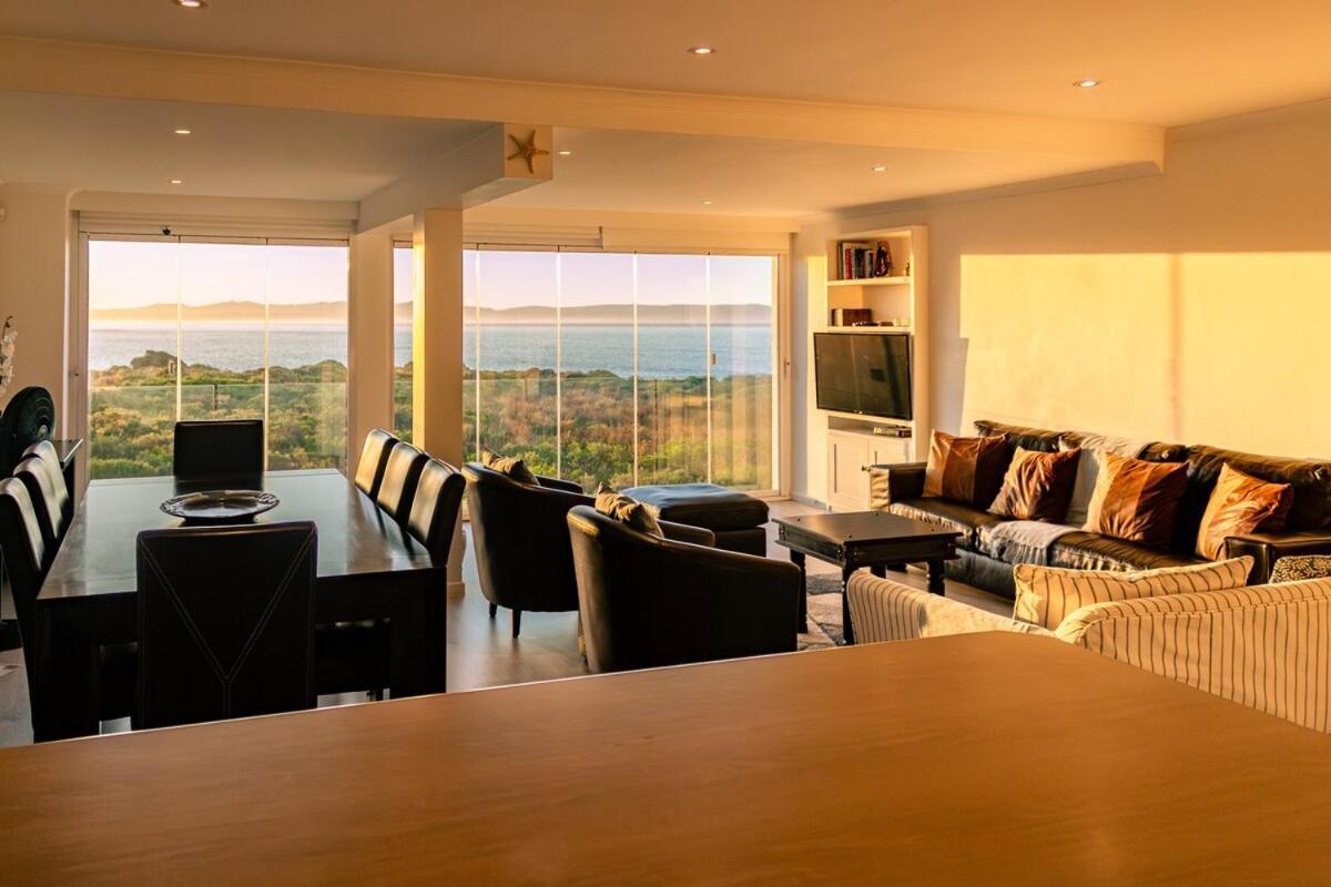 Seaside Serenity: Tranquil Oceanview Retreat *